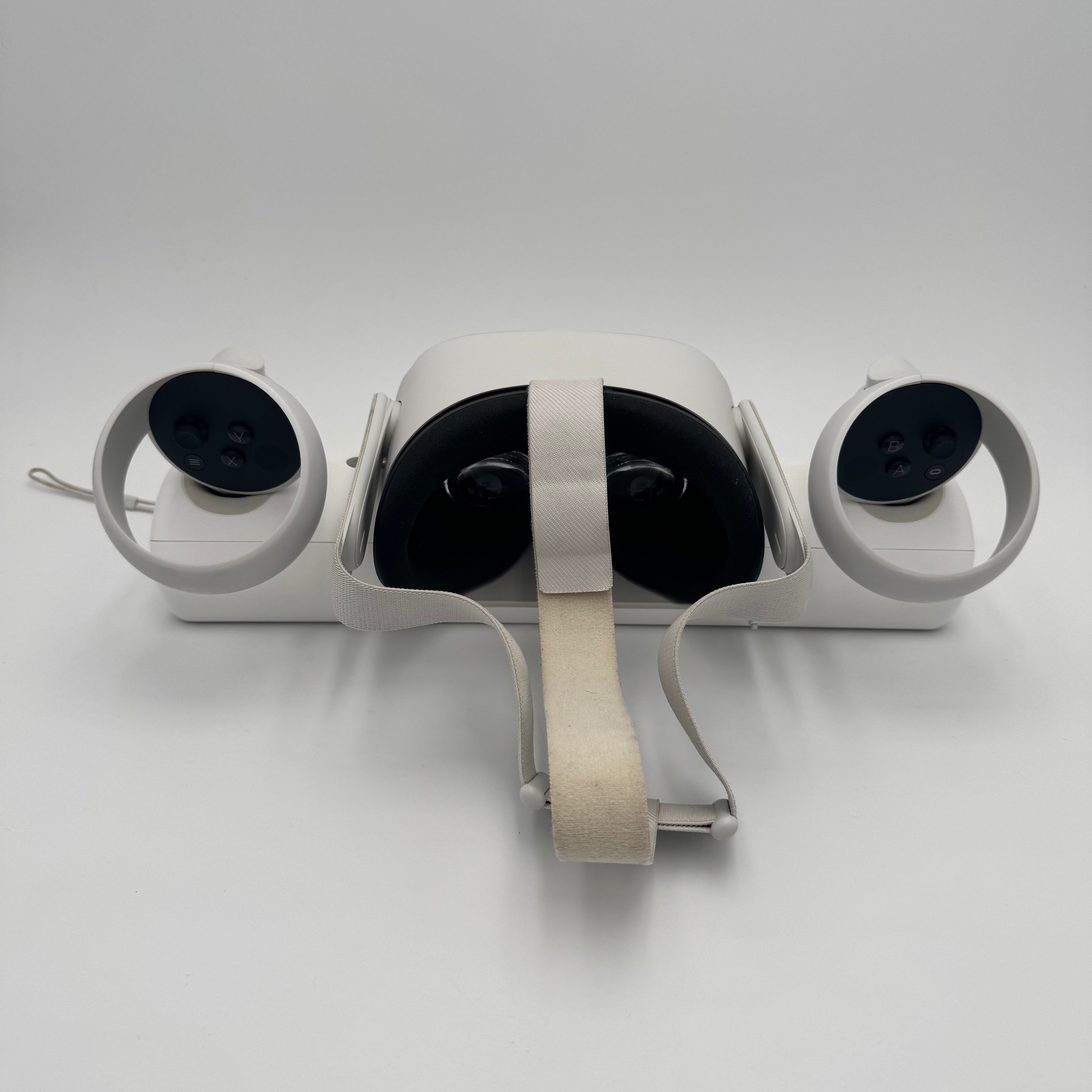 Oculus Quest 2 256GB VR Headset w/ Controllers & Anker Charging Dock Tested Work