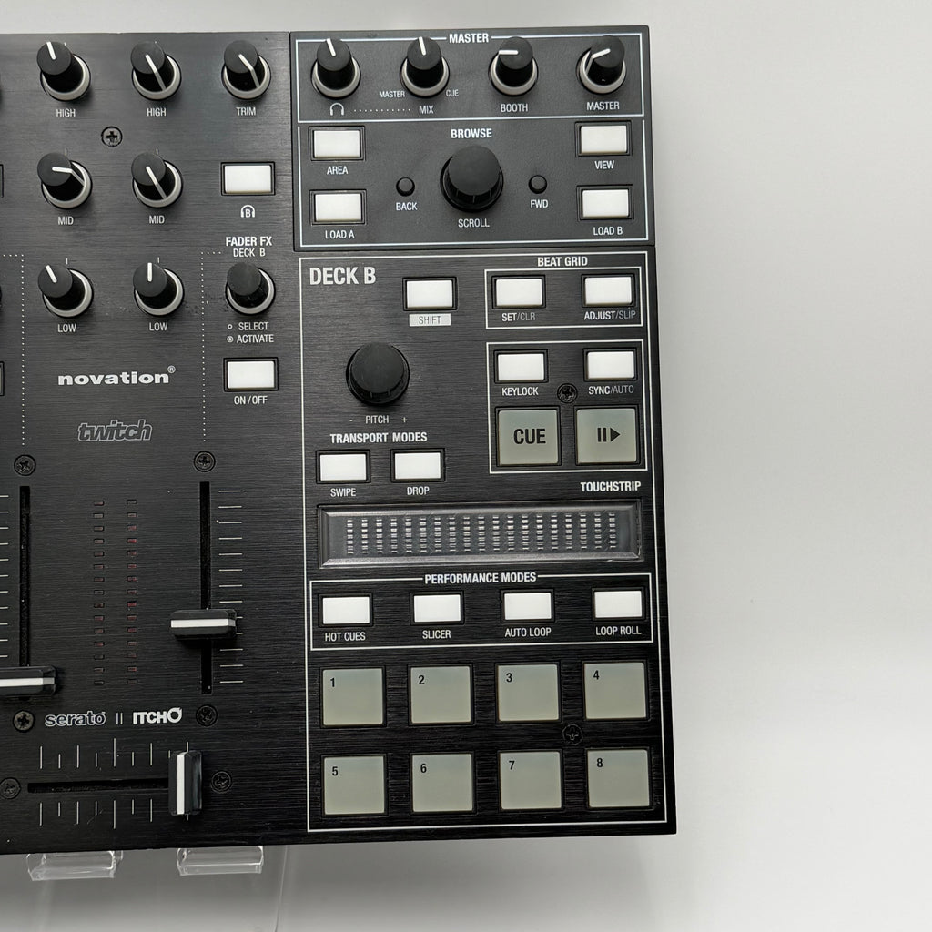 Novation Twitch Serato Itch Dj Controller power up