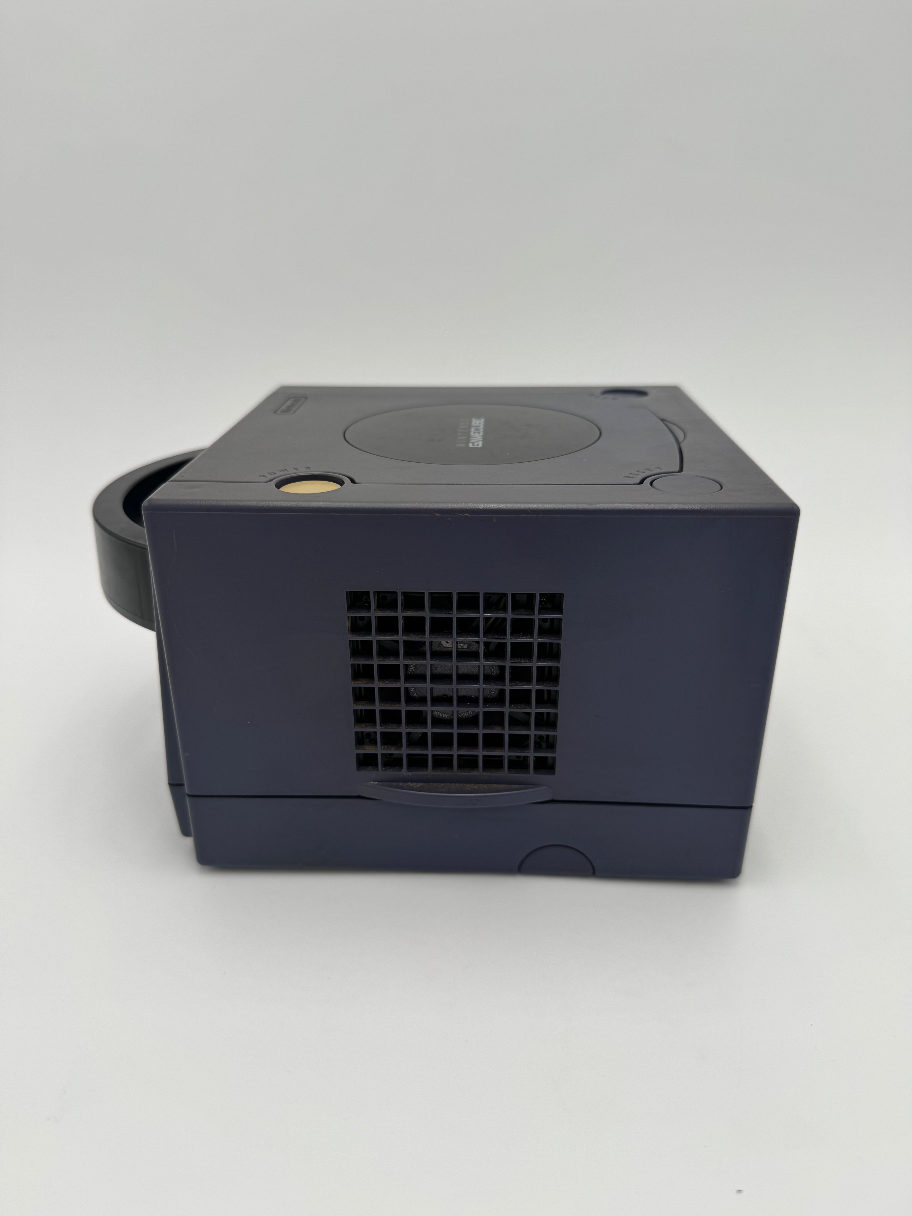 NY09-41481 Nintendo GameCube (DOL-001) 2001 Purple Console