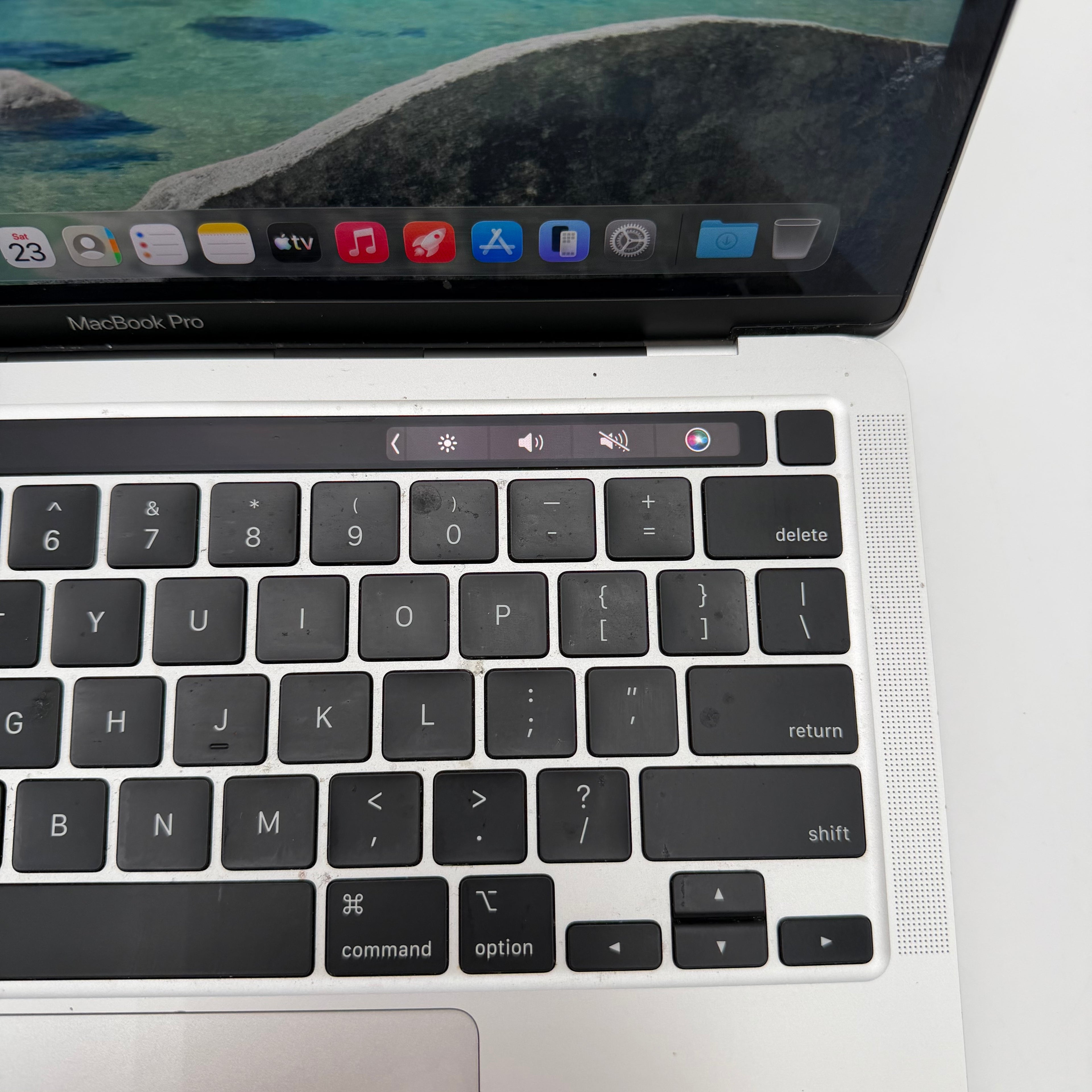 Apple MacBook Pro 13" 2020 - A2338 - M1 8-Core 3.20GHz -8GB - 256GB SSD Read