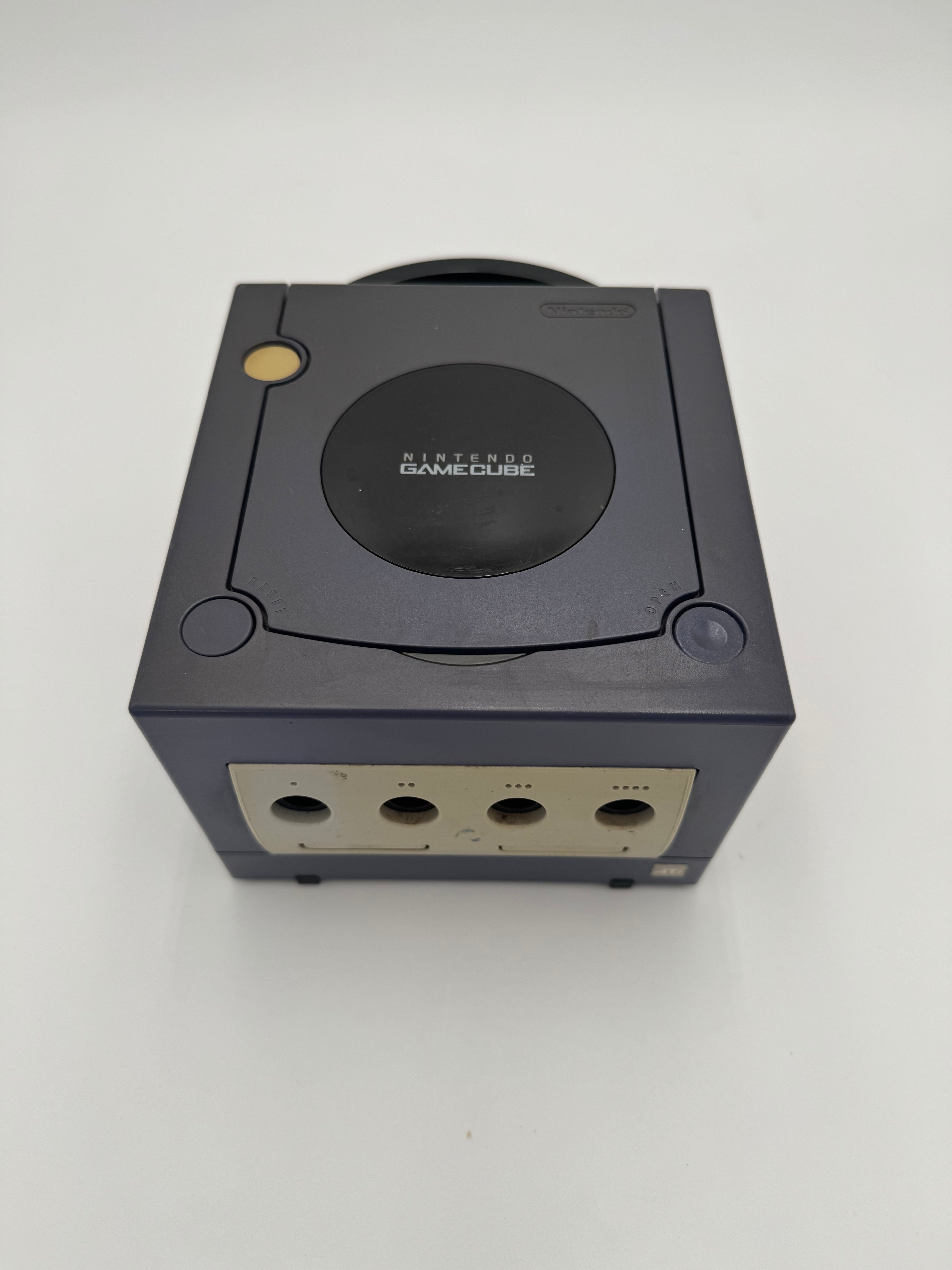 NY09-41481 Nintendo GameCube (DOL-001) 2001 Purple Console
