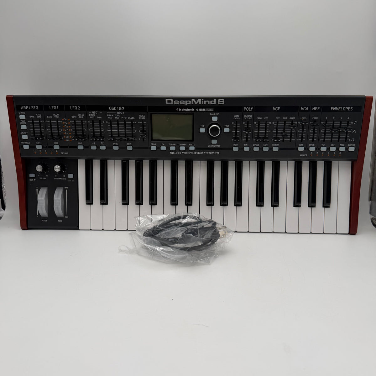 Behringer DeepMind 6 Pro Audio Synthesizer - Black