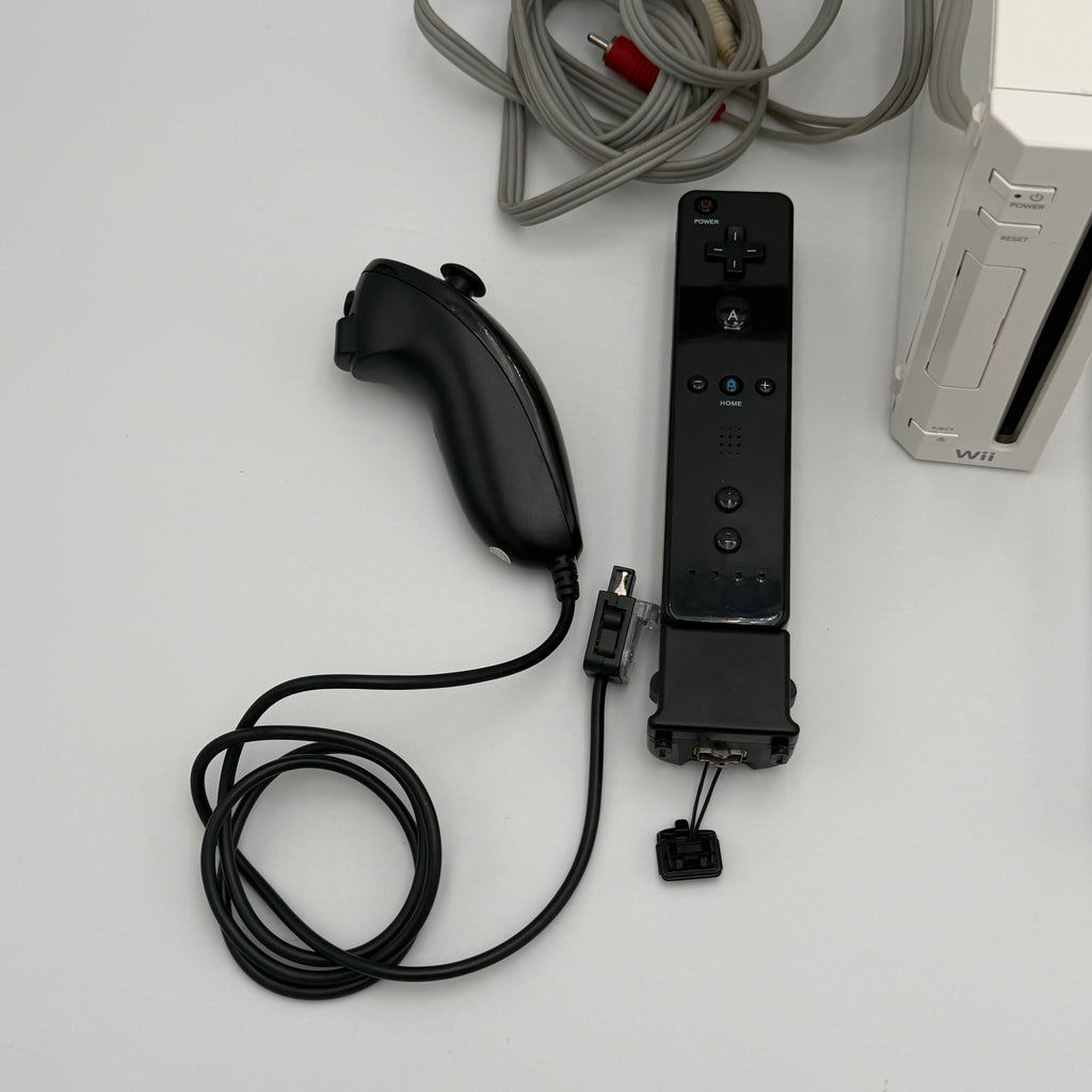 Nintendo Wii RVL-001 Console Bundle + 2 controllers and nunchucks + carry case
