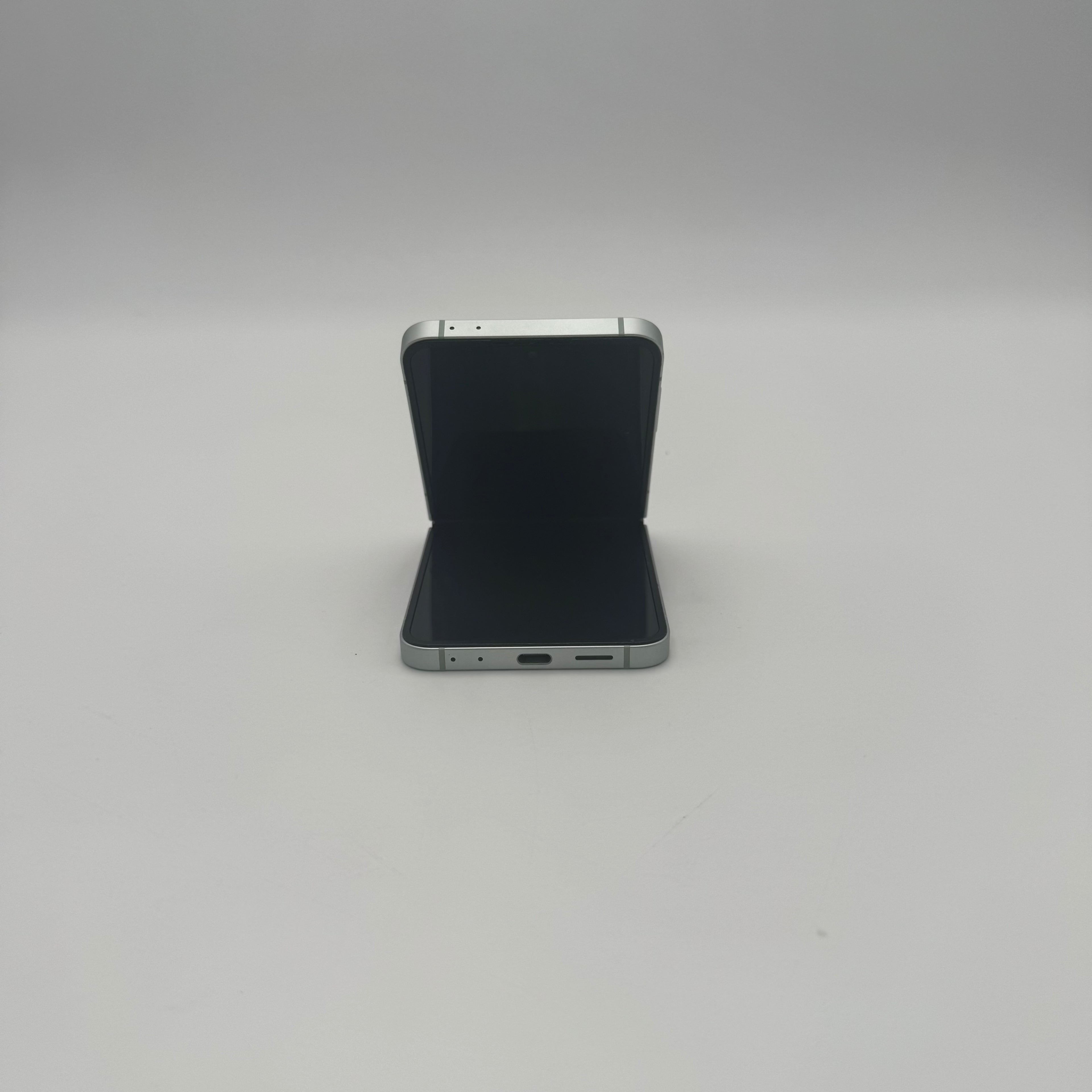 Samsung Galaxy Z Flip 6 512GB Unlocked Smartphone Green - Good Condition