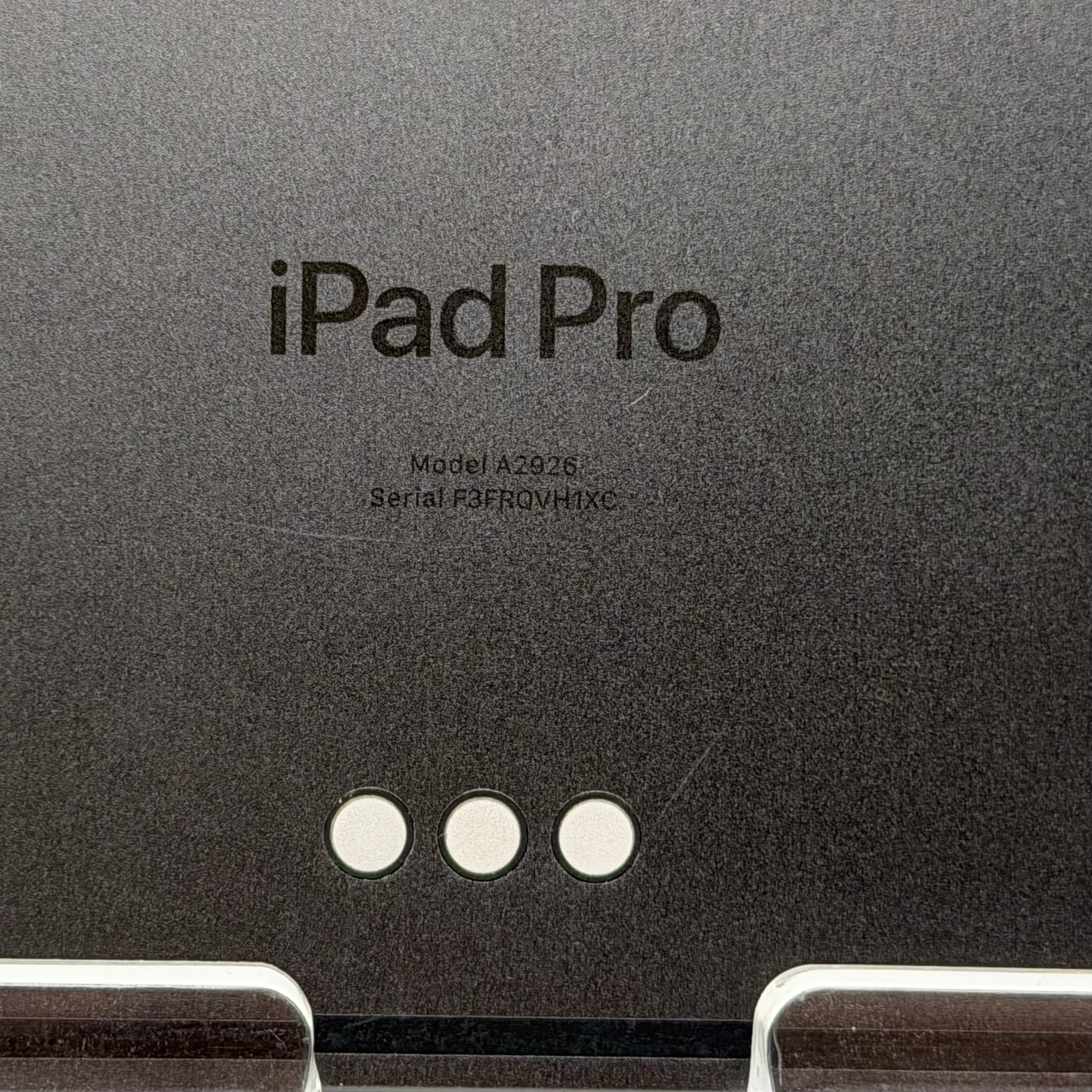 Apple iPad Pro 13" M4 A2926 256GB WiFi + Cellular Unlocked -Read