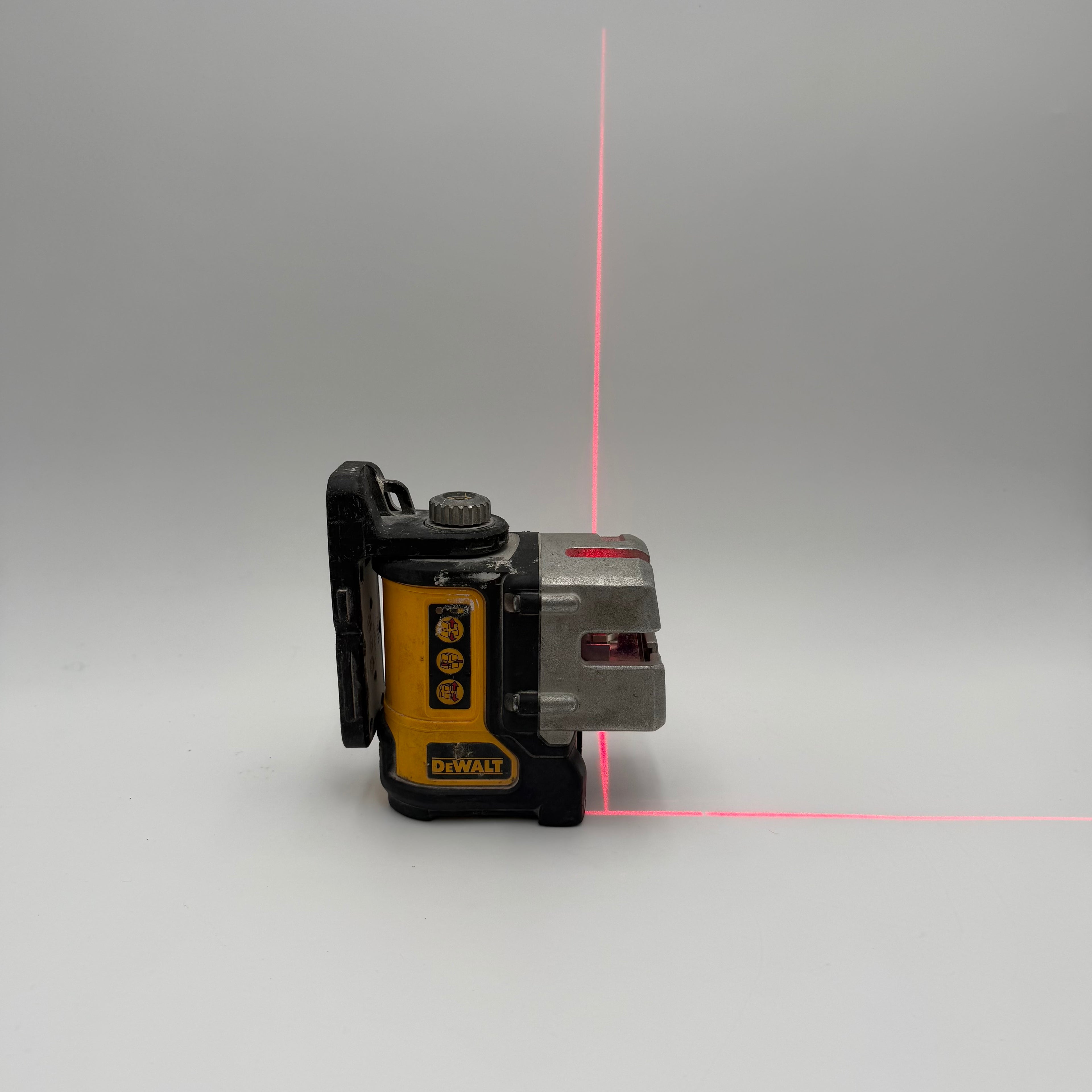 DeWalt DW089 Red 3 Beam Self-leveling Magnetic Line Laser Mount