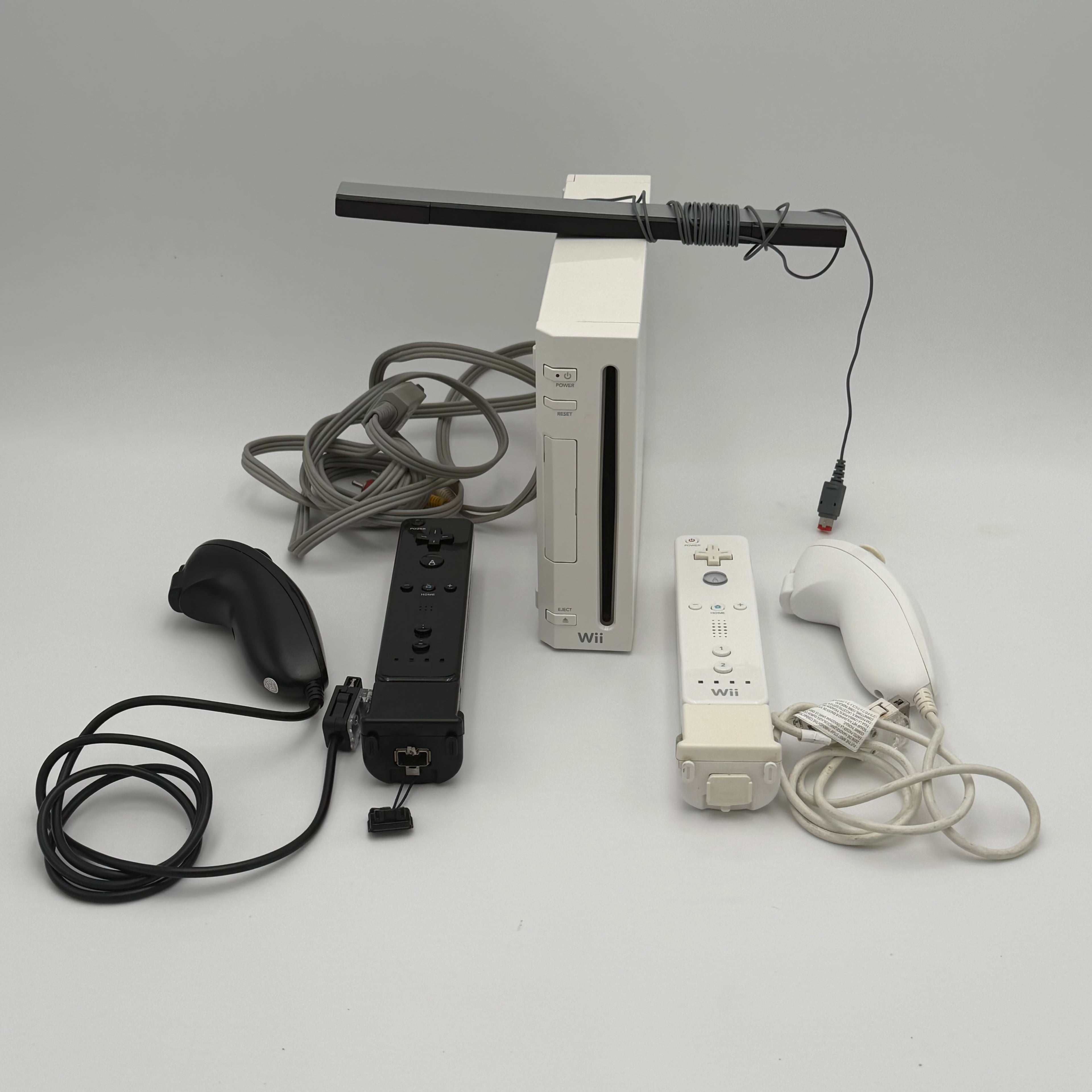 Nintendo Wii RVL-001 Console Bundle + 2 controllers and nunchucks + carry case