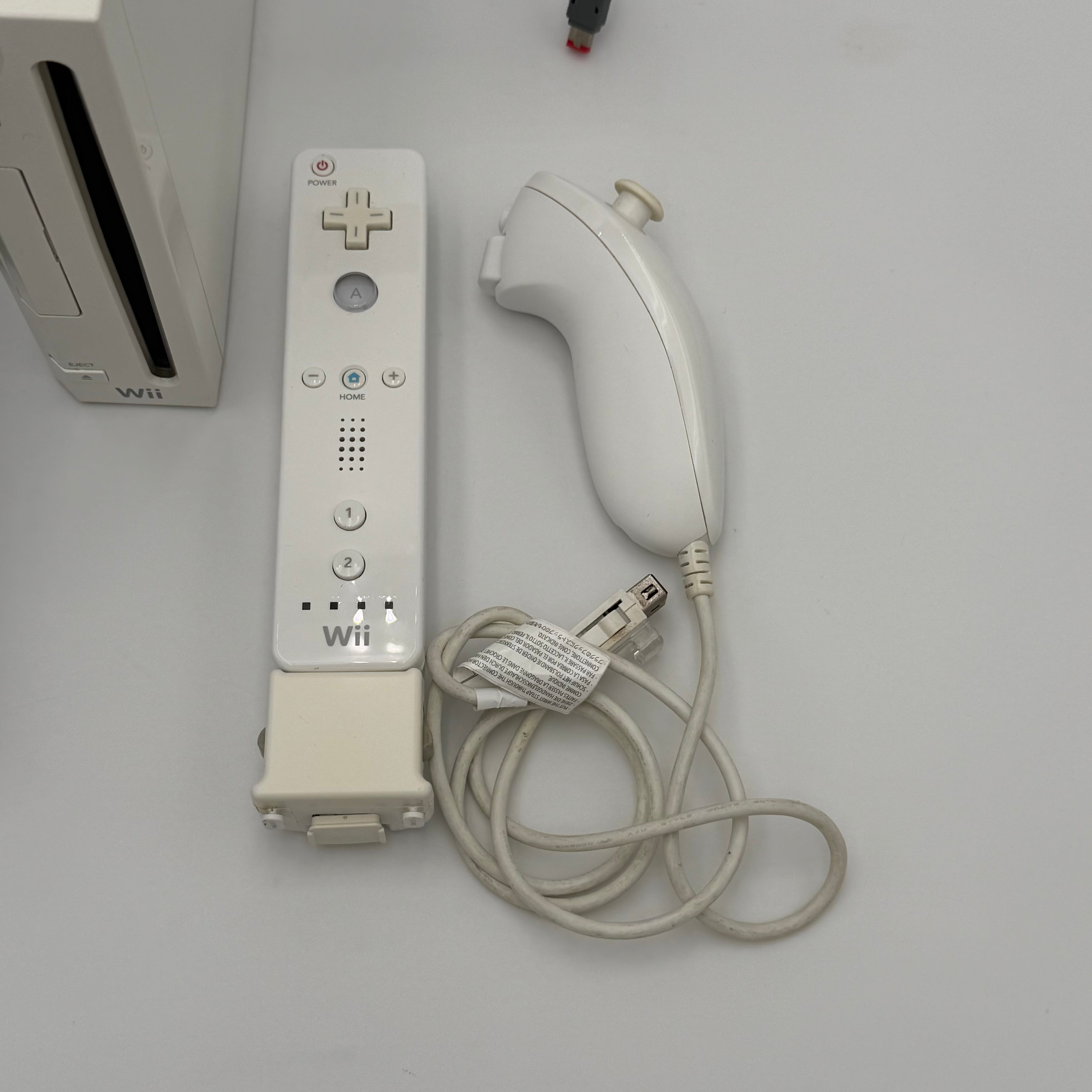 Nintendo Wii RVL-001 Console Bundle + 2 controllers and nunchucks + carry case