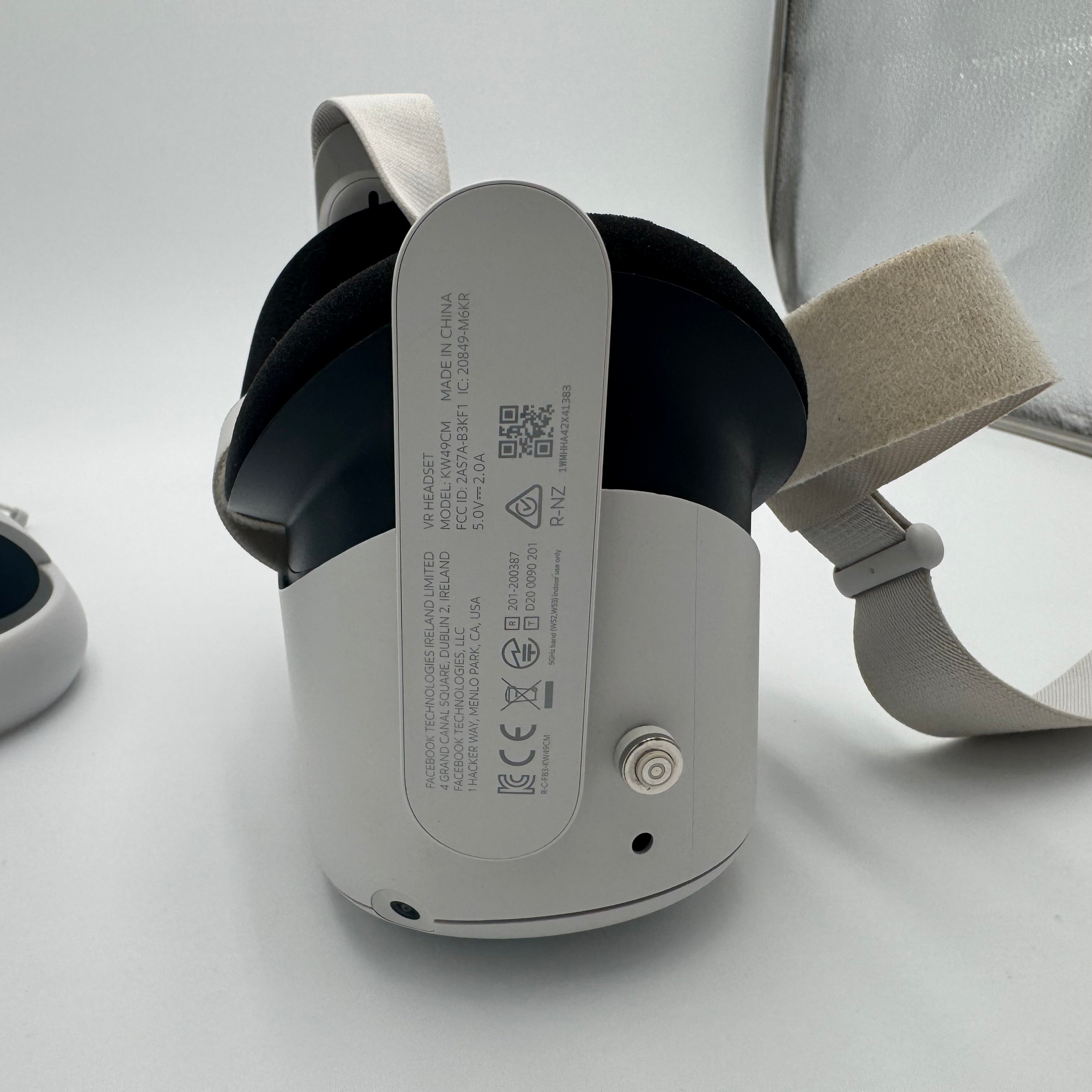 Oculus Quest 2 256GB VR Headset w/ Controllers & Anker Charging Dock Tested Work