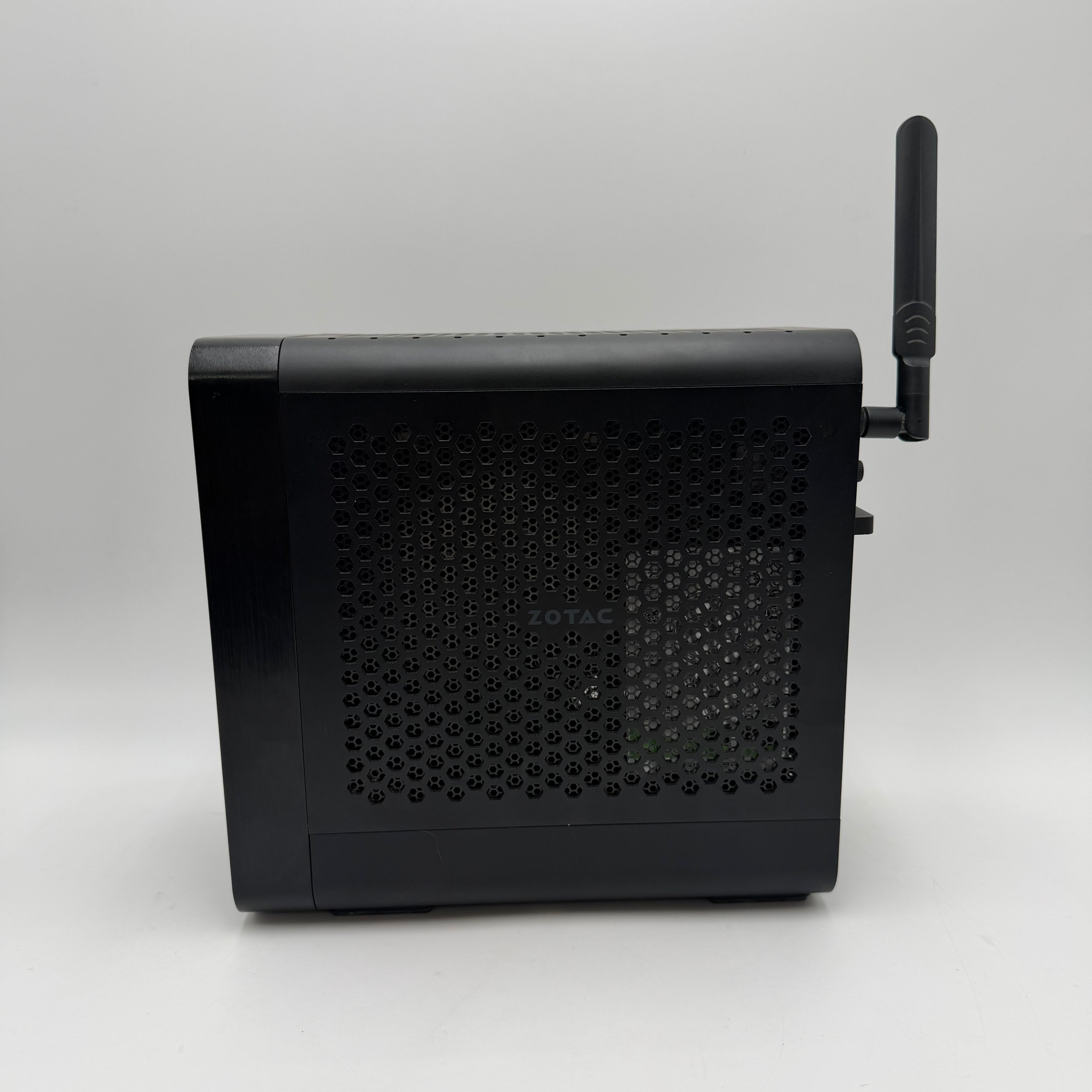 Zotac Zbox Magnus One 1TB 16GB Nvidia RTX 3060 ECM7307LH Mini PC - Read USB Port