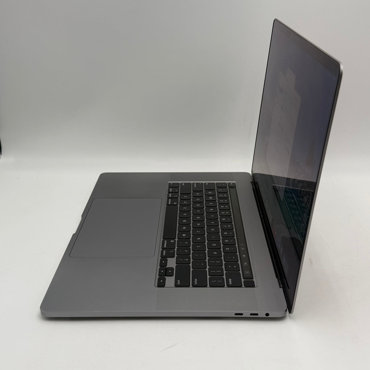 Apple MacBook Pro 16" A2141 2019 Laptop Used - A Silver